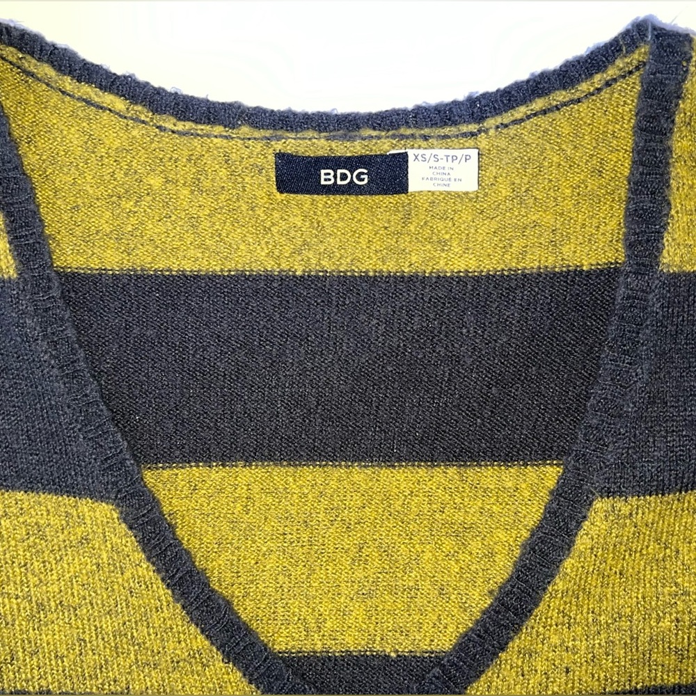 ⭐️ BDG ⭐️VINTAGE OVERSIZED KNIT RELAXED FIT V-NECK PULLOVER SWEATER SIZE XS/S - Picture 6 of 11
